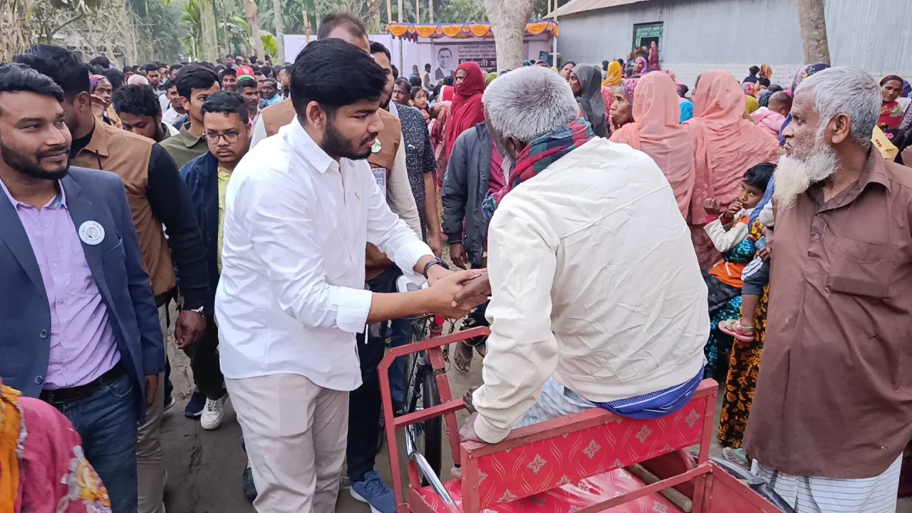 লালমনিরহাট-৩ আসনে নির্বাচনী লিফলেট বিতরণ