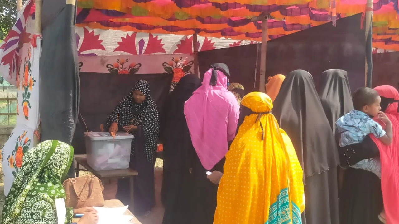 হাটশিরা কেন্দ্রে মহিলাদের দীর্ঘ লাইন